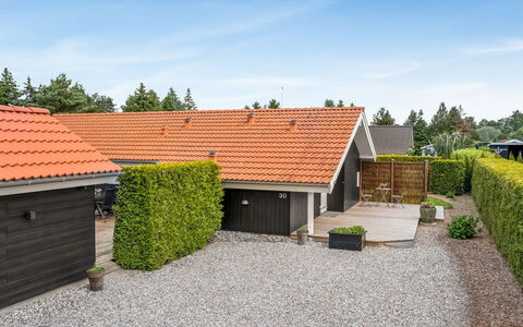 Egino - 1Km from the Sea: Maison, Chalet, Toit, Batiments Jardin, Ombre, Cabanon, Arrière-Cour, Mobilier De Jardin, Cour, Pelouse