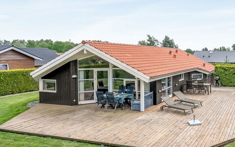 Egino - 1Km from the Sea: Maison, Chalet, Toit, Batiments Jardin, Ombre, Cabanon, Arrière-Cour, Mobilier De Jardin, Cour, Pelouse