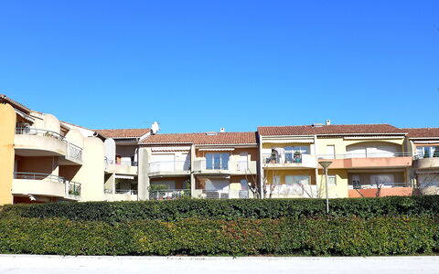 Le Stadium: Ciel, Plante, Bâtiment, Fenêtre, Design Urbain, Lot Terre, Maison, Rectangle, Façade, Immobilier