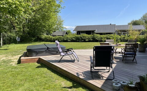 Helena - 250M from the Sea: Recours, Piscine, Condominium, Station Balnéaire, Ville Resort, Hôtel, Plage, Villa