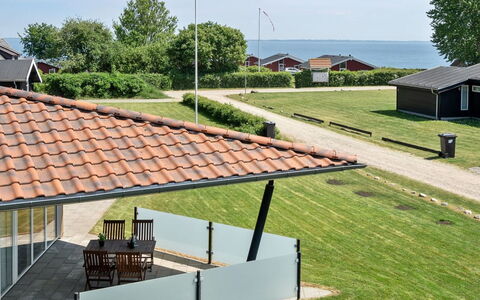 Helena - 250M from the Sea: Toit, Domicile, Ombre, Chalet, Porche, Biens, Pelouse, Cour, Siding, Aménagement Paysager