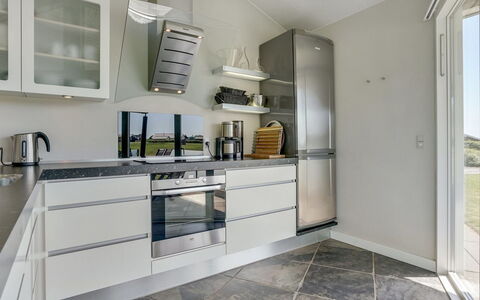 Helena - 250M from the Sea: Cuisine, Appareil De Cuisine, Sol, Comptoir, Design Intérieur, Meubles, Cabinetry, Principaux Appliance, Électroménager, Sol