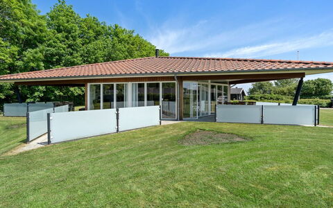 Helena - 250M from the Sea: Toit, Lot Terre, Ombre, Biens, Jardin, Pelouse, Batiments Jardin, Structure En Plein Air, Aménagement Paysager, Cour