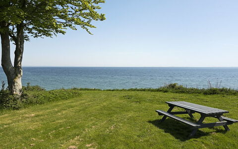 Helena - 250M from the Sea: Bleu, L'Eau, Plan D'Eau, Herbe, Meubles, Mer, Cotiers Et Relief Océaniques, Extérieur Banc, Horizon, Prairie