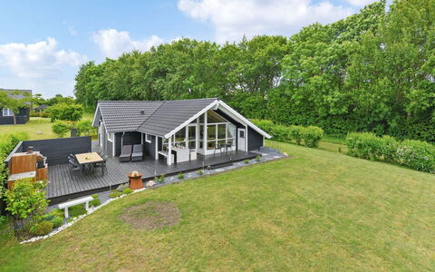 Sulo - 500M from the Sea: Maison, Domicile, Toit, Zone Résidentielle, Chalet, Biens, Ferme, Pelouse, Aménagement Paysager, Siding