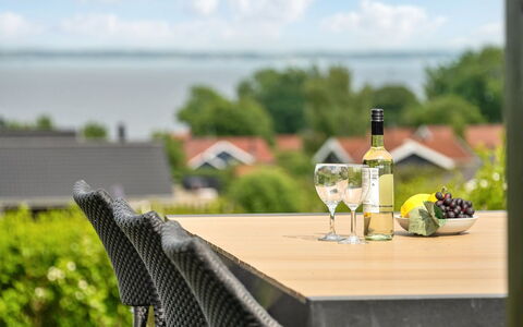 Sulo - 500M from the Sea: Maison, Domicile, Toit, Zone Résidentielle, Chalet, Biens, Ferme, Pelouse, Aménagement Paysager, Siding