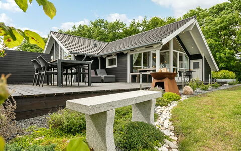 Sulo - 500M from the Sea: Maison, Domicile, Toit, Zone Résidentielle, Chalet, Biens, Ferme, Pelouse, Aménagement Paysager, Siding