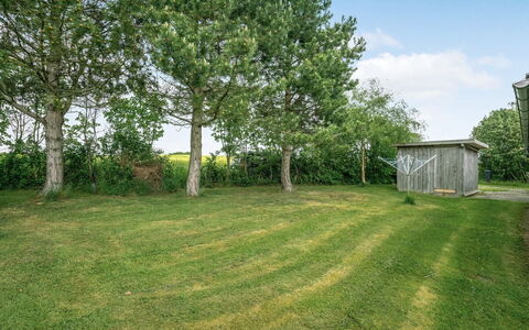 Thorwer - 250M from the Sea: Herbe, Maison, Toit, Chalet, Domicile, Arbuste, Ferme, Lot Terre, Zone Rurale