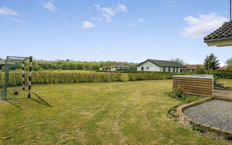 Reimer - 700M from the Sea: Herbe, Maison, Toit, Chalet, Domicile, Arbuste, Ferme, Lot Terre, Zone Rurale