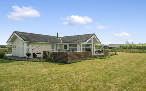 Reimer - 700M from the Sea: Herbe, Maison, Toit, Chalet, Domicile, Arbuste, Ferme, Lot Terre, Zone Rurale