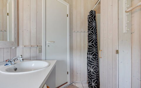Jarmericus - 300M from the Sea: Mur, Sol, Luminaire Plomberie, Bois, Sol, Salle De Bains, Lavabo, Design Intérieur, Évier, Armoire De Toilette