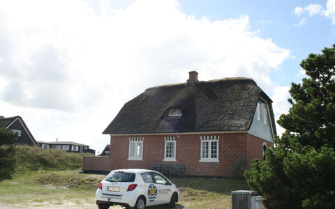 Liselott - 300M from the Sea: Toit, Maison, Domicile, Chalet, Porte, Siding, Plate-Forme, Porche, Planche, Dur