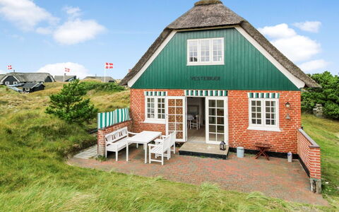 Liselott - 300M from the Sea: Toit, Maison, Domicile, Chalet, Porte, Siding, Plate-Forme, Porche, Planche, Dur