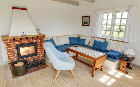 Liselott - 300M from the Sea: Toit, Maison, Domicile, Chalet, Porte, Siding, Plate-Forme, Porche, Planche, Dur