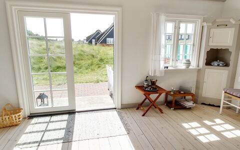 Liselott - 300M from the Sea: Toit, Maison, Domicile, Chalet, Porte, Siding, Plate-Forme, Porche, Planche, Dur
