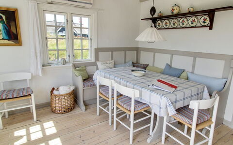 Liselott - 300M from the Sea: Toit, Maison, Domicile, Chalet, Porte, Siding, Plate-Forme, Porche, Planche, Dur
