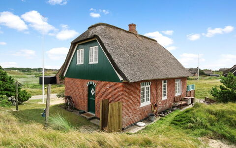 Liselott - 300M from the Sea: Toit, Maison, Domicile, Chalet, Porte, Siding, Plate-Forme, Porche, Planche, Dur