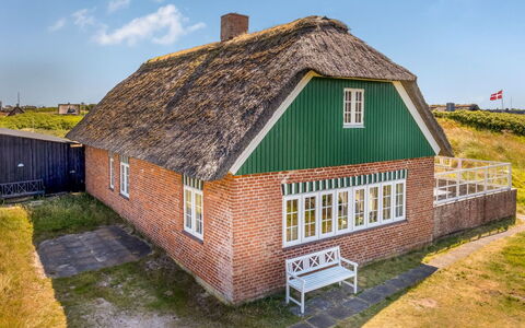Katerina - 100M from the Sea: Domicile, Chalet, Porche, Dur, Siding, Plate-Forme, Ombre, Planche, Biens, Batiments Jardin