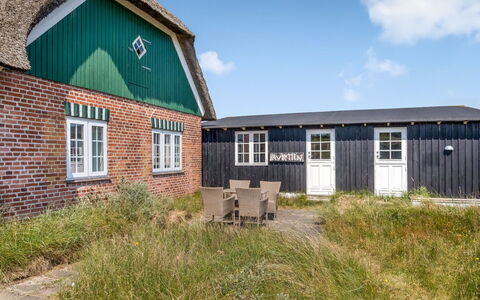 Katerina - 100M from the Sea: Domicile, Chalet, Porche, Dur, Siding, Plate-Forme, Ombre, Planche, Biens, Batiments Jardin