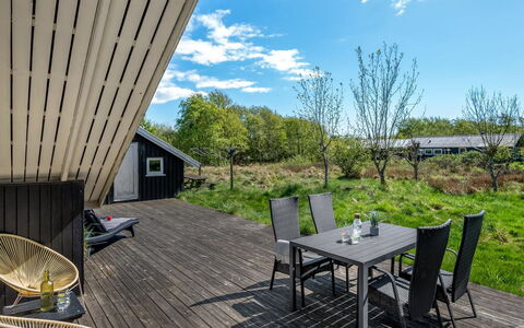 Maxie - 1.2Km from the Sea: Domicile, Chalet, Porche, Dur, Siding, Plate-Forme, Ombre, Planche, Biens, Batiments Jardin
