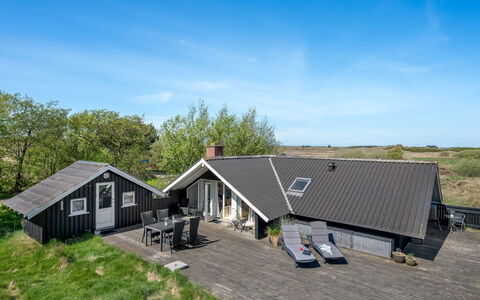 Maxie - 1.2Km from the Sea: Toit, Maison, Domicile, Chalet, Porte, Siding, Plate-Forme, Porche, Planche, Dur