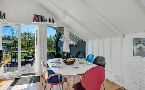 Maxie - 1.2Km from the Sea: Toit, Maison, Domicile, Chalet, Porte, Siding, Plate-Forme, Porche, Planche, Dur