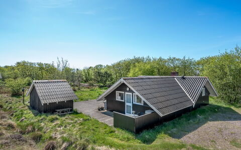 Maxie - 1.2Km from the Sea: Toit, Maison, Domicile, Chalet, Porte, Siding, Plate-Forme, Porche, Planche, Dur