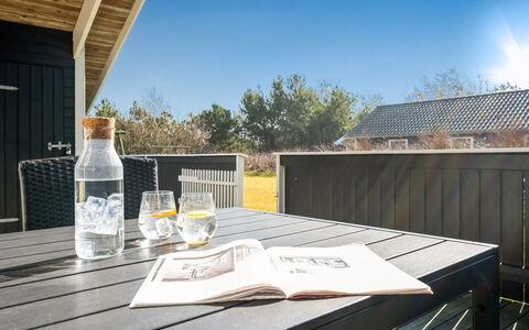 Germaine - 1.2Km from the Sea: Toit, Maison, Domicile, Chalet, Porte, Siding, Plate-Forme, Porche, Planche, Dur