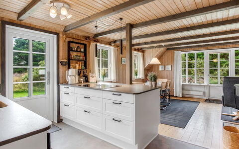 Hakun - 4Km from the Sea: Bois, Sol, Comptoir, Design Intérieur, Plafond, Sol, Cuisine, Parquet, Porte, Cabinetry