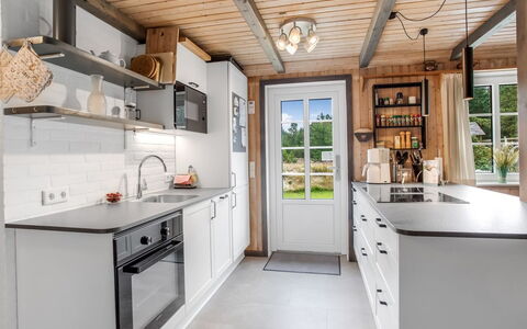 Hakun - 4Km from the Sea: Cuisine, Comptoir, Cabinetry, Bois, Appareil De Cuisine, Meubles, Design Intérieur, Principaux Appliance, Sol, Plafond