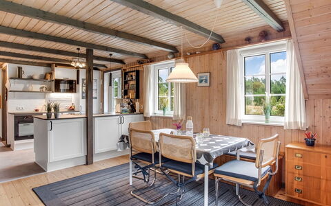 Hakun - 4Km from the Sea: Bois, Meubles, Plafond, Design Intérieur, Table Cuisine Et Salle A Manger, Domicile, Chaise, Chalet, Porte, Salle À Manger