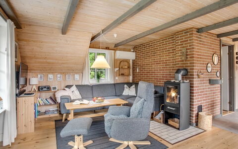 Hakun - 4Km from the Sea: Meubles, Bois, Design Intérieur, Sol, Salon, Sol, Plafond, Chaise, Domicile, Canapé