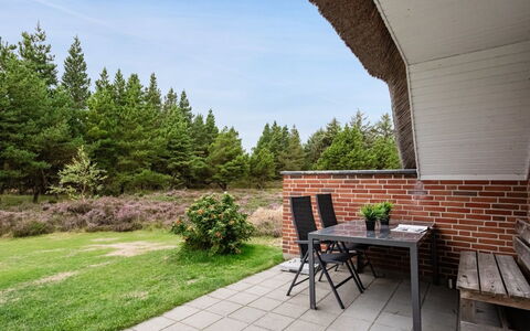Hakun - 4Km from the Sea: Lot Terre, Mobilier De Jardin, Jardin, Chalet, Aménagement Paysager, Tableau De Plein Air, Brique, Pelouse, Chaise, Cour
