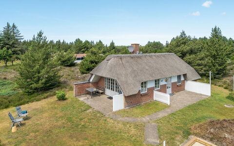 Hakun - 4Km from the Sea: Domicile, Chalet, Porche, Dur, Siding, Plate-Forme, Ombre, Planche, Biens, Batiments Jardin