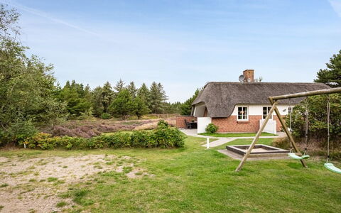 Hakun - 4Km from the Sea: Domicile, Chalet, Porche, Dur, Siding, Plate-Forme, Ombre, Planche, Biens, Batiments Jardin