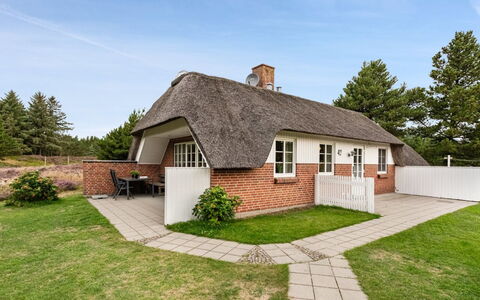 Hakun - 4Km from the Sea: Domicile, Chalet, Porche, Dur, Siding, Plate-Forme, Ombre, Planche, Biens, Batiments Jardin