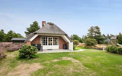 Hakun - 4Km from the Sea: Domicile, Chalet, Porche, Dur, Siding, Plate-Forme, Ombre, Planche, Biens, Batiments Jardin