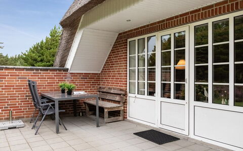Hakun - 4Km from the Sea: Domicile, Chalet, Porche, Dur, Siding, Plate-Forme, Ombre, Planche, Biens, Batiments Jardin