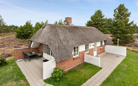 Hakun - 4Km from the Sea: Domicile, Chalet, Porche, Dur, Siding, Plate-Forme, Ombre, Planche, Biens, Batiments Jardin
