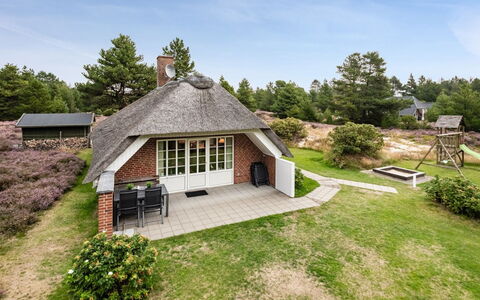 Hakun - 4Km from the Sea: Domicile, Chalet, Porche, Dur, Siding, Plate-Forme, Ombre, Planche, Biens, Batiments Jardin