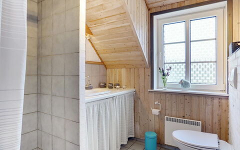 Hakun - 4Km from the Sea: Mur, Sol, Luminaire Plomberie, Bois, Sol, Design Intérieur, Salle De Bains, Robinet, Plomberie, Plafond