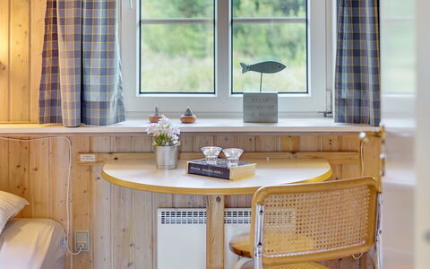 Hakun - 4Km from the Sea: Design Intérieur, Bois, Meubles, Pièce, Plafond, Rideau, Luminaire, Tache De Bois, Traitement De Fenetre, Couvre-Fenêtres