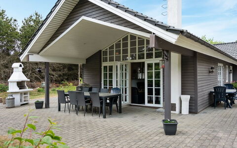 Liliana - 800M from the Sea: Domicile, Chalet, Porche, Dur, Siding, Plate-Forme, Ombre, Planche, Biens, Batiments Jardin