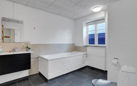 Henrieta - 4Km from the Sea: Sol, Mur, Luminaire Plomberie, Sol, Plafond, Design Intérieur, Évier, Salle De Bains, Robinet, Plomberie