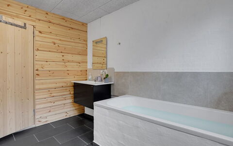 Henrieta - 4Km from the Sea: Sol, Bois, Sol, Luminaire Plomberie, Évier, Robinet, Plafond, Salle De Bains, Planche, Tuile