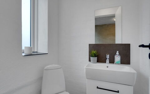 Henrieta - 4Km from the Sea: Salle De Bains, Luminaire Plomberie, Mur, Design Intérieur, Sol, Sol, Toilette, Lavabo, Évier, Siège De Toilette