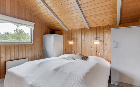 Bryniulf - 1.8Km from the Sea: Bois, Plafond, Domicile, Chambre, Luminaire, Lit, Literie, Dur, Planche, Tache De Bois