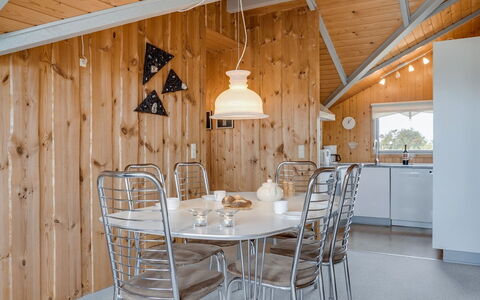 Bryniulf - 1.8Km from the Sea: Luminaire, Bois, Plafond, Design Intérieur, Éclairage, Meubles, Domicile, Pièce, Table Cuisine Et Salle A Manger, Cuisine