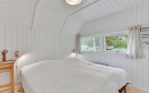 Merta: Bois, Sol, Plafond, Chambre, Sol, Design Intérieur, Lit, Drap De Lit, Éclairage, Literie