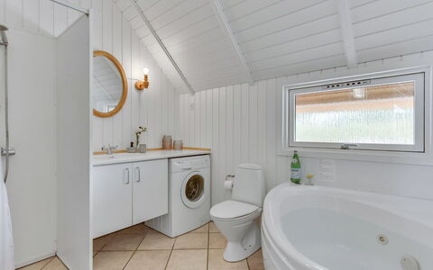 Merta: Luminaire Plomberie, Sol, Plafond, Sol, Design Intérieur, Salle De Bains, Évier, Robinet, Plomberie, Armoire De Toilette